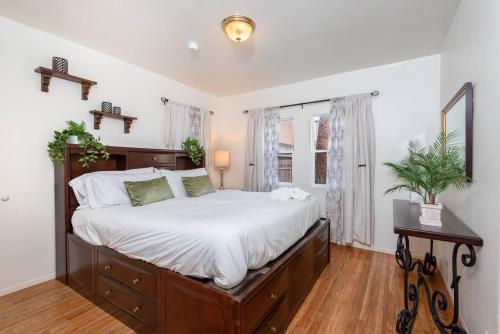 Chic and Spacious 3BR Gem in Central LA in Los Angeles, USA