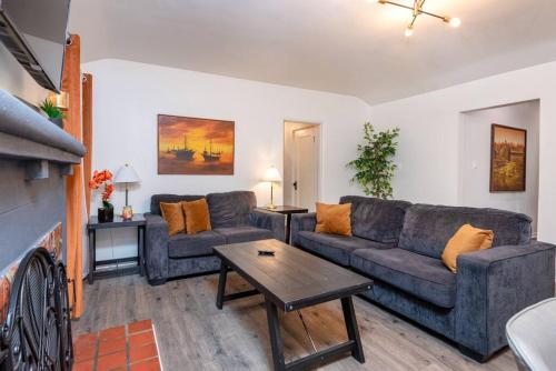 Chic and Spacious 3BR Gem in Central LA in Los Angeles, USA