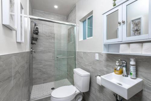 Chic and Spacious 3BR Gem in Central LA in Los Angeles, USA