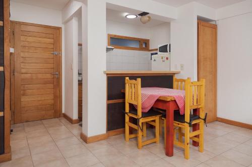 Depto Centrico con pequeño jardin y parrilla - image 2