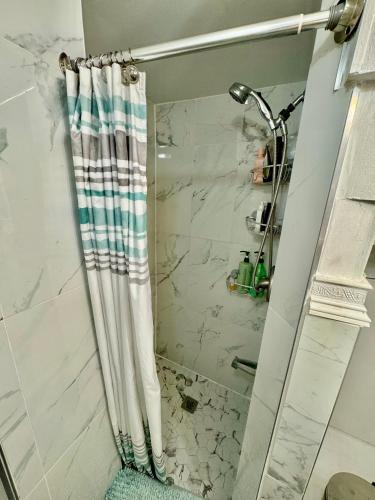 Cozy Private Room with Shared Bathroom on the 1st Floor - Conveniently Located near SeaTac Airport and Downtown Cozy Private Room with Shared Bathroom on the 1st Floor - Conveniently Located near SeaTac Airport and Downtown