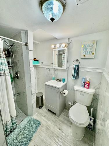 Cozy Private Room with Shared Bathroom on the 1st Floor - Conveniently Located near SeaTac Airport and Downtown Cozy Private Room with Shared Bathroom on the 1st Floor - Conveniently Located near SeaTac Airport and Downtown