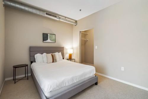 CozySuites 2BR Mill District with pool, gym #02 in Minneapolis, Vereinigte Staaten von Amerika