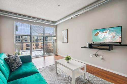 CozySuites 2BR Mill District with pool, gym #02 in Minneapolis, USA
