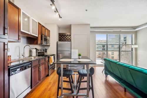 CozySuites 2BR Mill District with pool, gym #02 in Minneapolis, USA