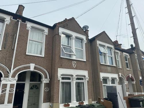 3 Bedroom Apartment, Flat in London