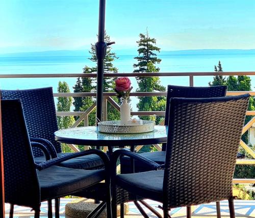 Apartment with Balcony and Sea View