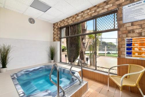 Marine Cove Resort in 麥克拉倫韋爾