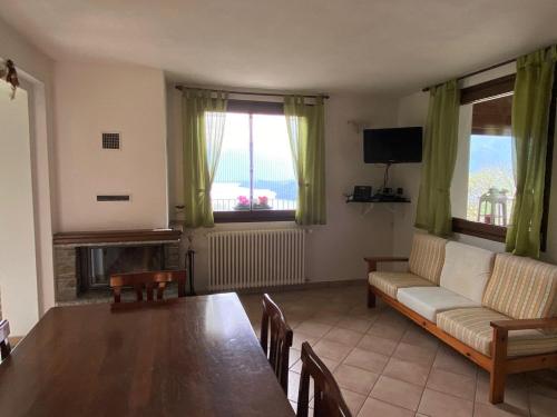 The Happy Rooster - Villa with Big Garden in Pianello Del Lario