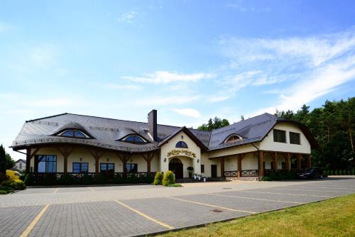 Зовнішній вигляд готелю, Złota Jesień Restauracja i Noclegi nad jeziorem (Zlota Jesien Restauracja i Noclegi nad jeziorem) in Картузи