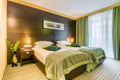 2 twin beds, 1 sofa bed