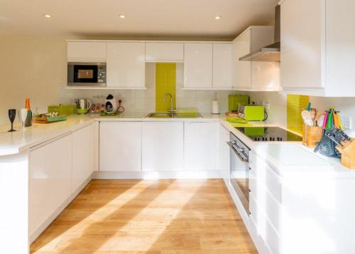 The Retreat, own hot tub, romantic escape, near Lyme Regis in Raymond's Hill