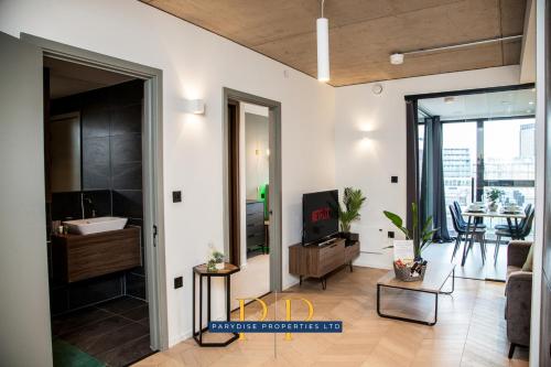 Mancunian Skyline Haven - Chic & Sleek 1-Bed near Deansgate and Manchester City Centre - Ideal For Business & Leisure Stays - By Parydise Properties, Manchester (photo 3)