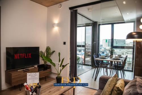 Mancunian Skyline Haven - Chic & Sleek 1-Bed near Deansgate and Manchester City Centre - Ideal For Business & Leisure Stays - By Parydise Properties, Manchester (photo 6)