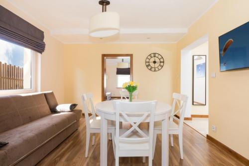 Holiday House BURSZTYN - Nature, Relax & Terrace by Noclegi Renters