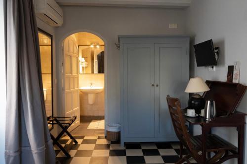 Small Double Room image 2
