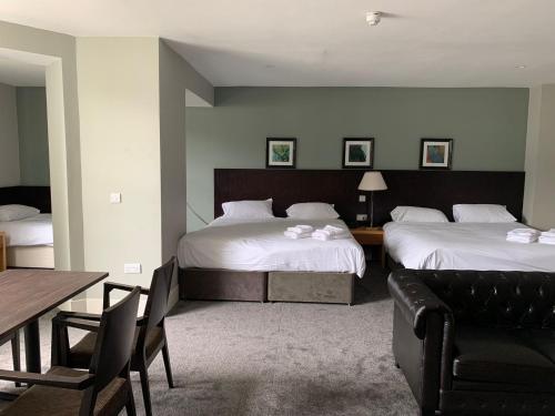 2 king beds, 1 twin bed