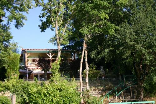 Maison en bois 4 personnes sur lac, Cantal