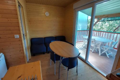 Maison en bois 4 personnes sur lac, Cantal