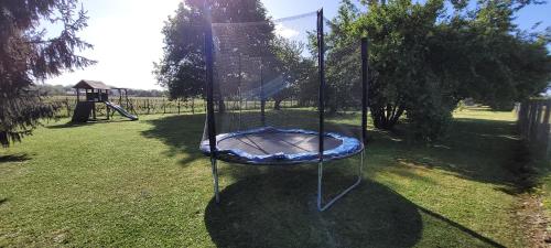 Spēļu laukums, L'alambic in Gondeville