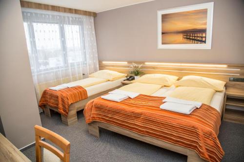 1 double bed, 1 twin bed
