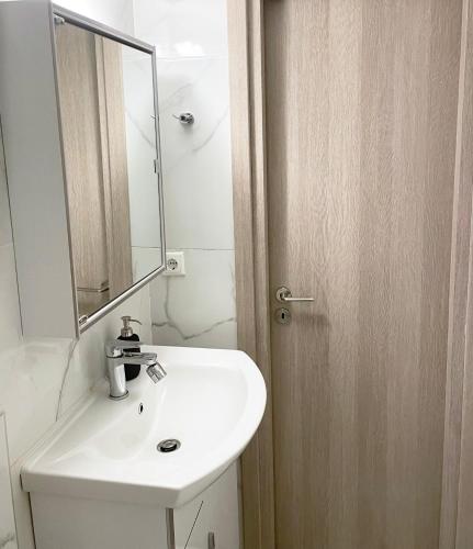One-Bedroom Apartment image 6