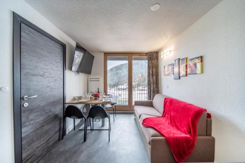 Apartment with Mountain View