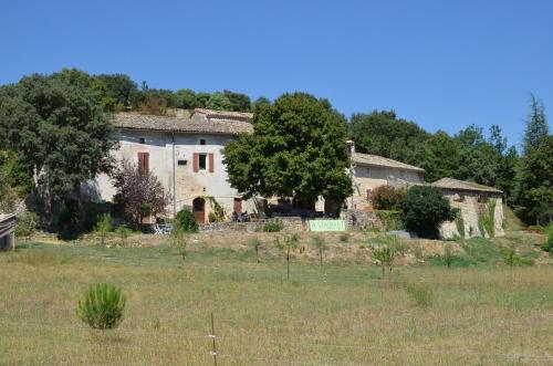 le gîte bleu accroché à la colline