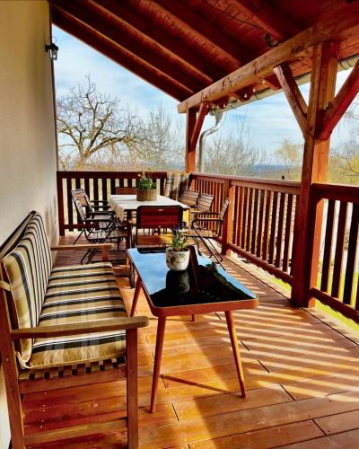 Balkons/terase, U nás ve Lhotě - nově i horký sud s jacuzzi (U nas ve Lhote - nove i horky sud s jacuzzi) in Čotovini