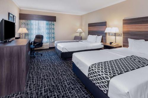 2 queen beds