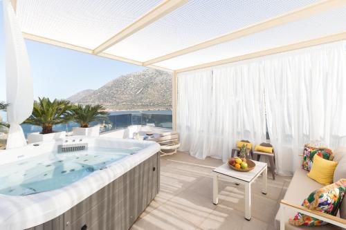 Villa Iris, beachfront, with jacuzzi, up to 9 guests, Mpali beach, Rethymno! gîte à louer Bali Beach