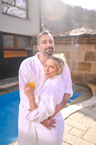 Wellness Hotel Hluboký Dvůr (Wellness Hotel Hluboky Dvur) in Dolani