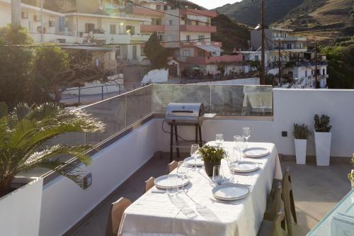 Villa Iris, beachfront, with jacuzzi, up to 9 guests, Mpali beach, Rethymno!, Balíon (Foto 6)