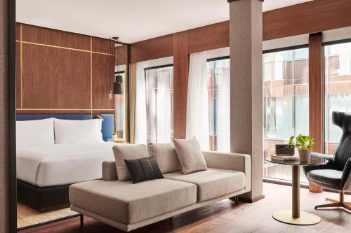 547626960 Thompson Madrid, by Hyatt