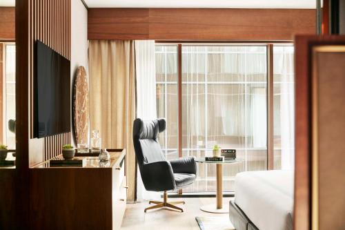547626986 Thompson Madrid, by Hyatt