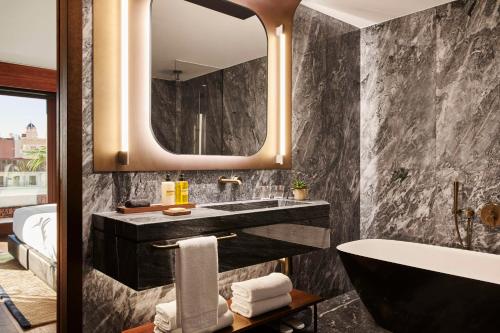 547627273 Thompson Madrid, by Hyatt