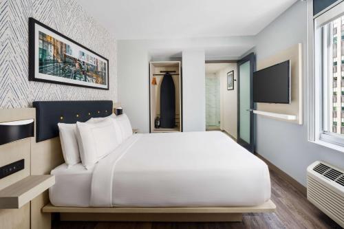 Queen Room image 2