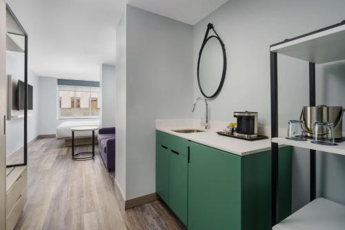 King Studio Suite image 9