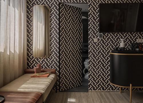 Superior King Room image 10