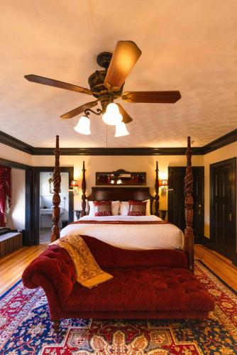 Manor House Inn in Norfolk, USA