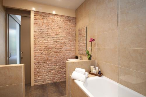 One-Bedroom Apartment image 3
