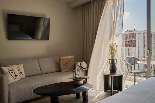 Deluxe King Room image 9
