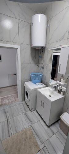 Fürdőszoba, New Luxury 1st Story with balcony - 3 rooms 1 bathroom kitchen tv-wifi -city in Ferizaj