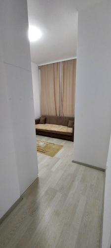 New Luxury 1st Story with balcony - 3 rooms 1 bathroom kitchen tv-wifi -city in Ferizaj