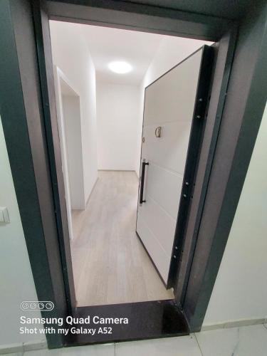 New Luxury 1st Story with balcony - 3 rooms 1 bathroom kitchen tv-wifi -city in Ferizaj