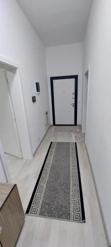 New Luxury 1st Story with balcony - 3 rooms 1 bathroom kitchen tv-wifi -city in Ferizaj
