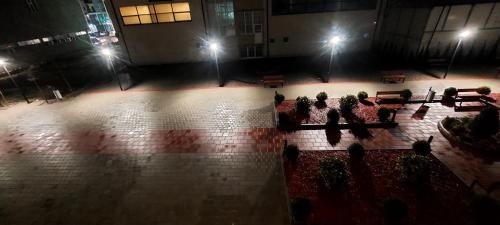 Erkély/terasz, New Luxury 1st Story with balcony - 3 rooms 1 bathroom kitchen tv-wifi -city in Ferizaj