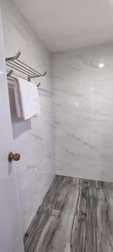 Shower, Casa Victoria Pension House-Makra in Tandag