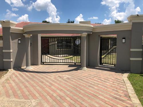 Ieeja, Icebolethu Guest House in Standerton