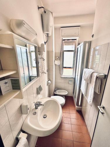 Single Room image 7